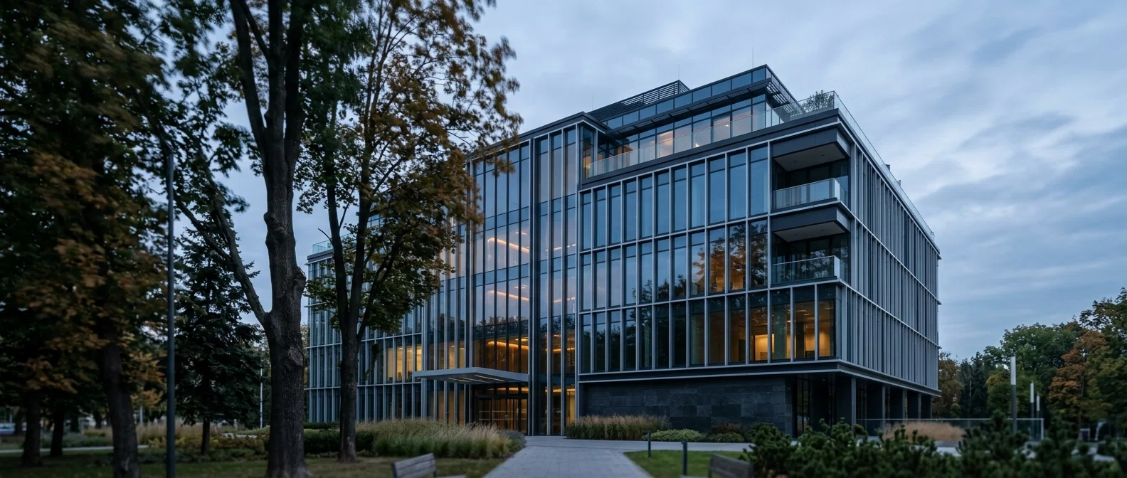 Modern kontorsbyggnad i morgonljus
